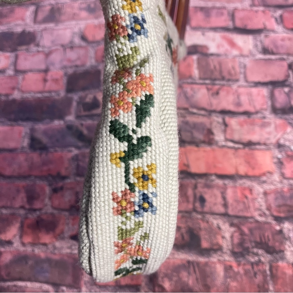 Vintage Handcrafted Floral Tapestry Handbag Needlepoint Cutch Bag Wooden Handle - Picture 6 of 14